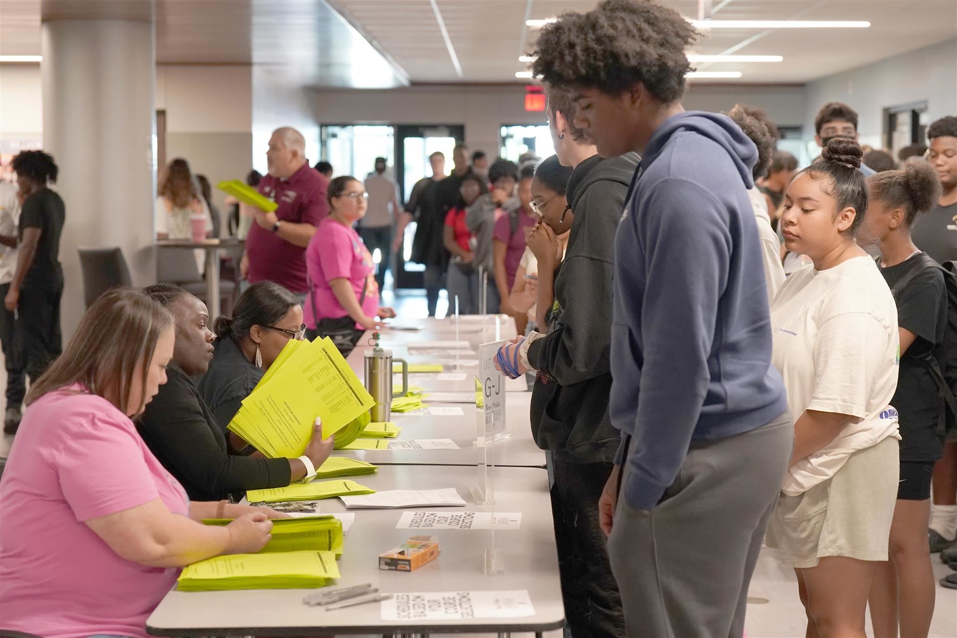 Students pick up schedules