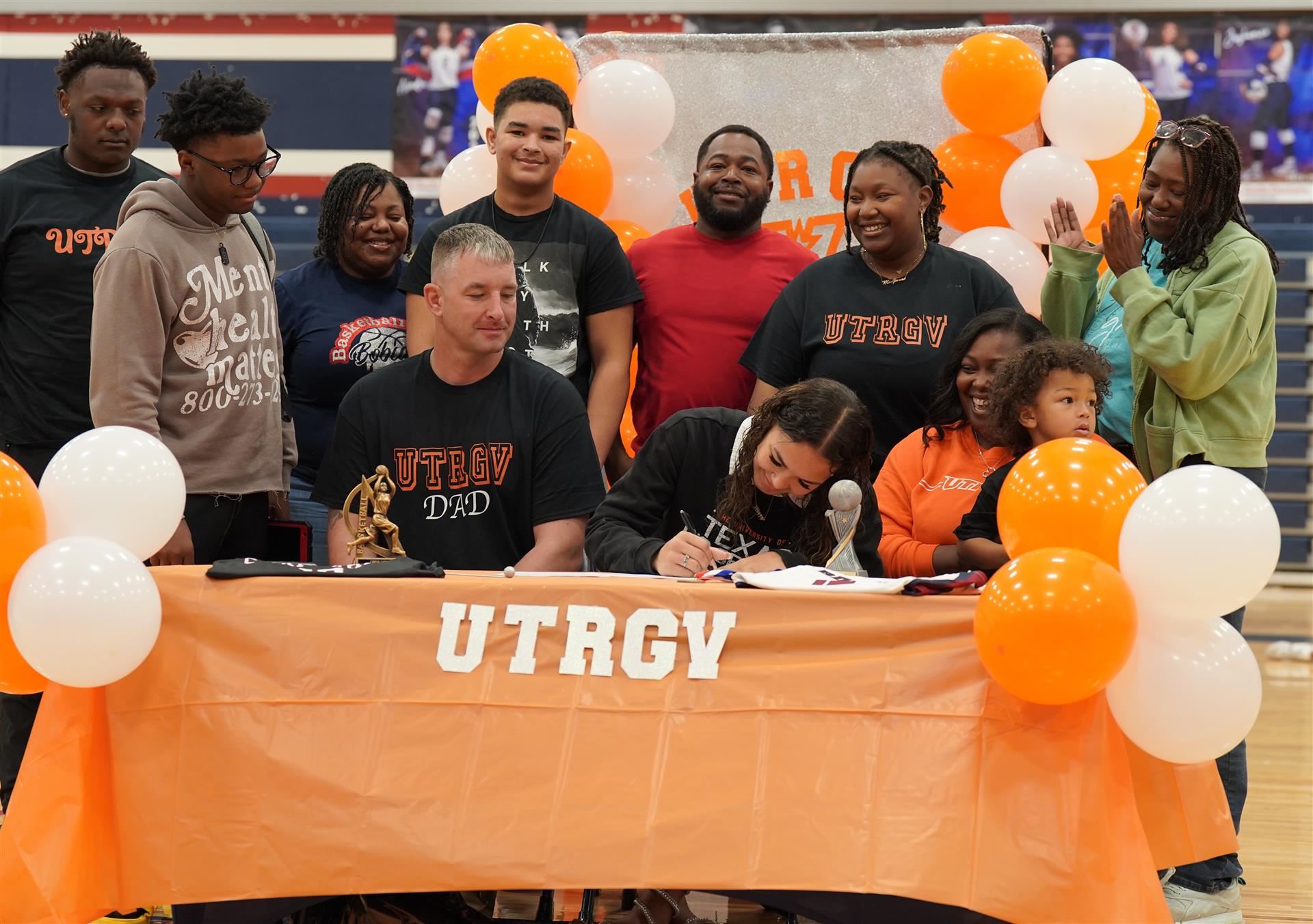 Chazlyn Dettor signing
