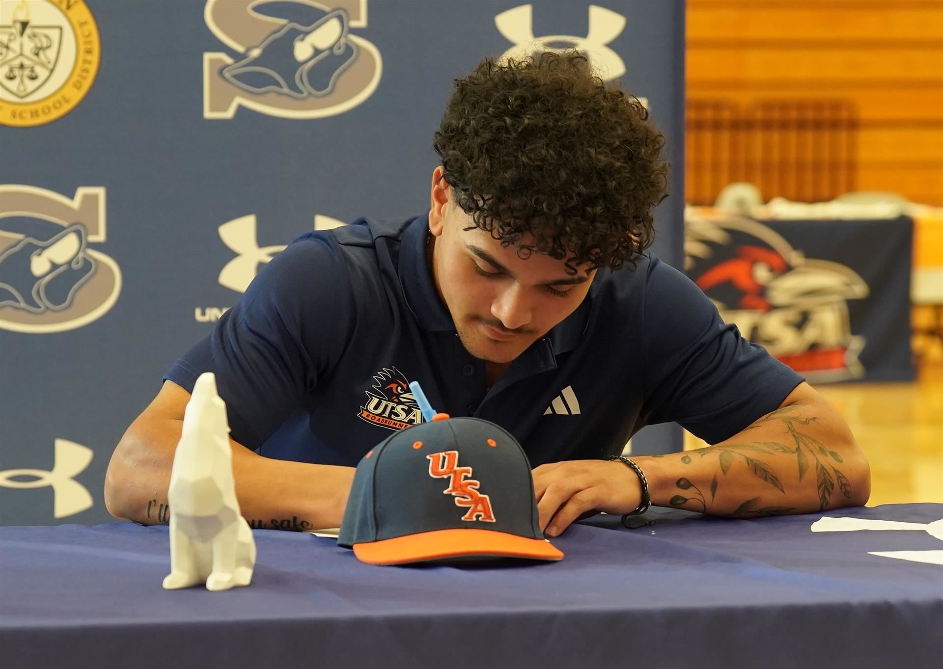 Damian Montanez signing