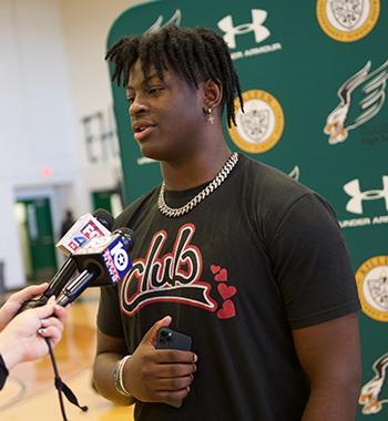 Ellison lineman signs with Baylor