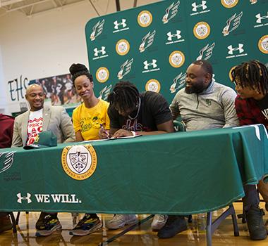 Ellison lineman signs with Baylor