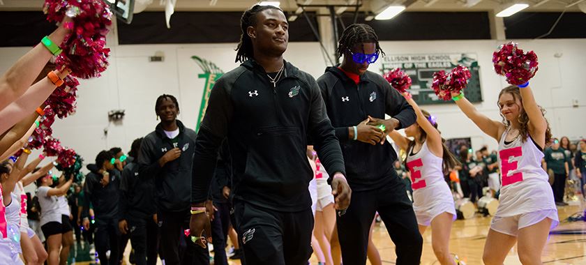 Ellison Eagles basketball team sent off in glow-in-the-dark rally