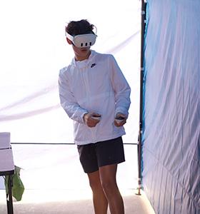 EHS students try virtual reality